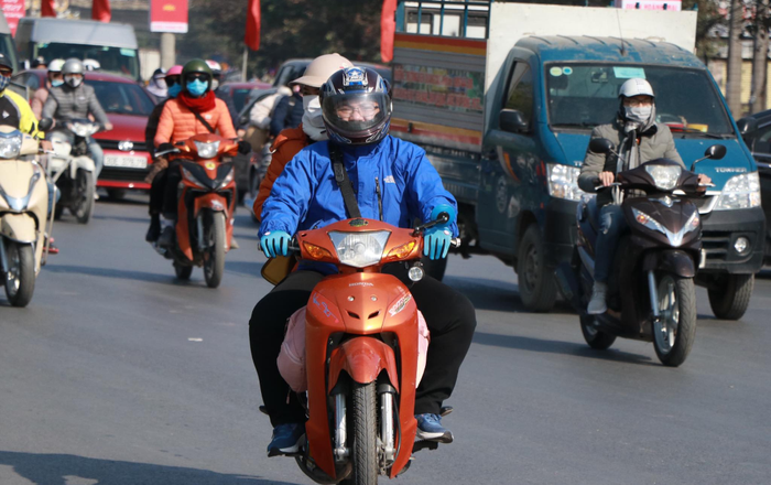 Cửa ngõ thủ đô Hà Nội ùn tắc, nhiều tuyến đường trung tâm vắng tanh trong ngày đầu tiên năm 2021