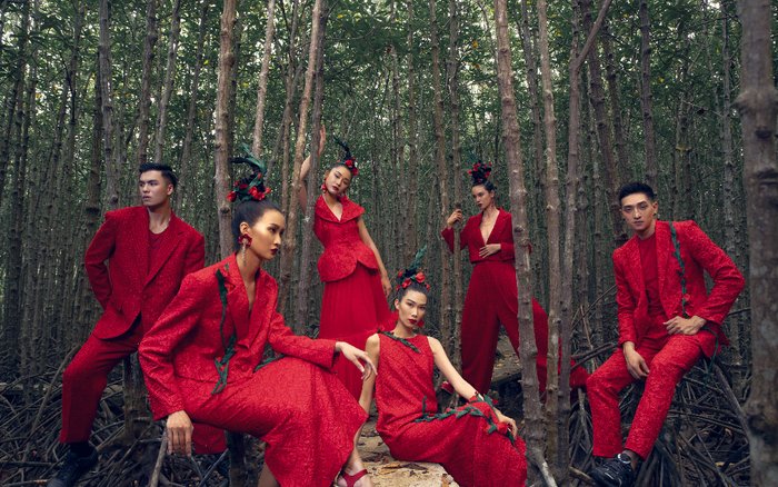 Chào 2021, bộ đôi Vũ Ngọc và Son ra mắt bộ sưu tập Hừng Đông tràn đầy sắc đỏ