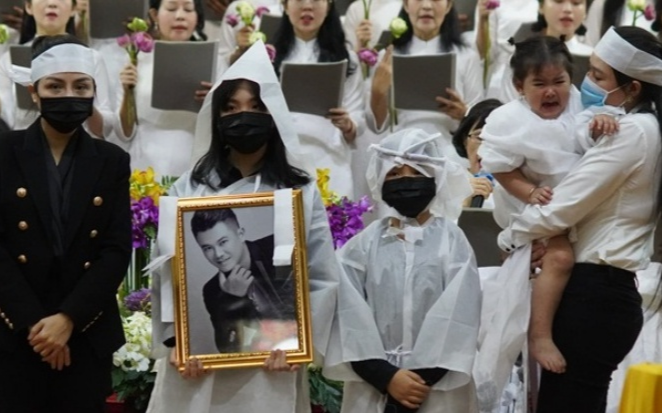 Xót xa đám tang Vân Quang Long: Bà xã mắt sưng húp, con quá bé không chịu đeo khăn tang