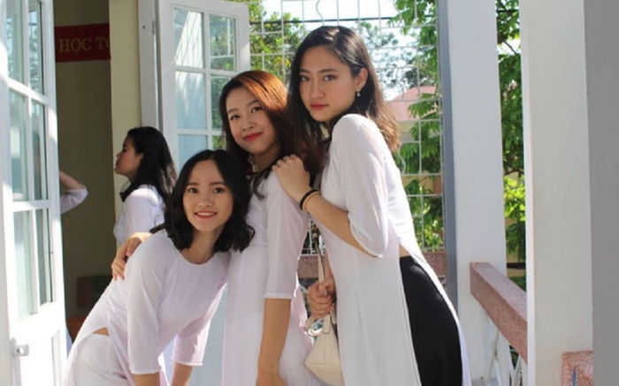 Hoa hậu Lương Thùy Linh khoe ảnh mặt mộc thời đi học khiến dân tình 'đứng ngồi không yên'