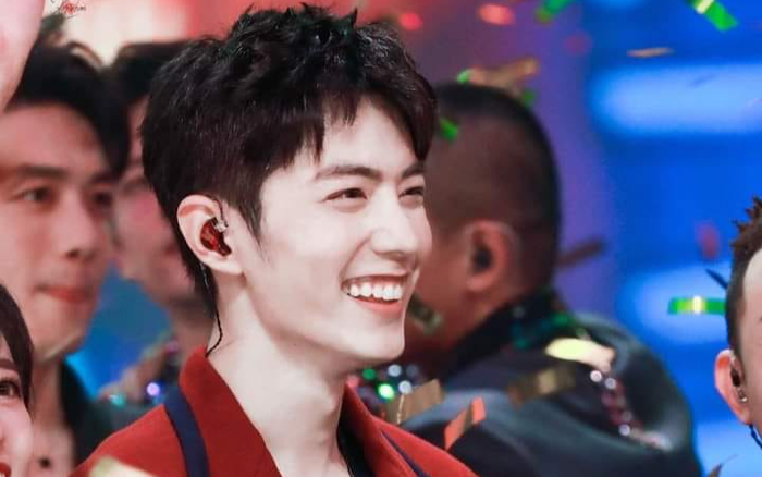 Thực hư chuyện Tiêu Chiến bị antifan chiếu tia laser lên mặt và gần mắt