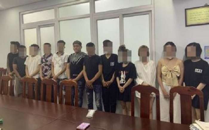 Bắt quả tang 4 nữ thác loạn tập thể với 8 nam ở chung cư