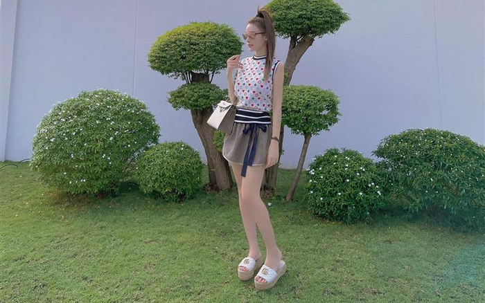 Huyền Baby và ông xã doanh nhân hé lộ biệt thự 'siêu khủng' khiến dân tình 'đứng ngồi không yên'