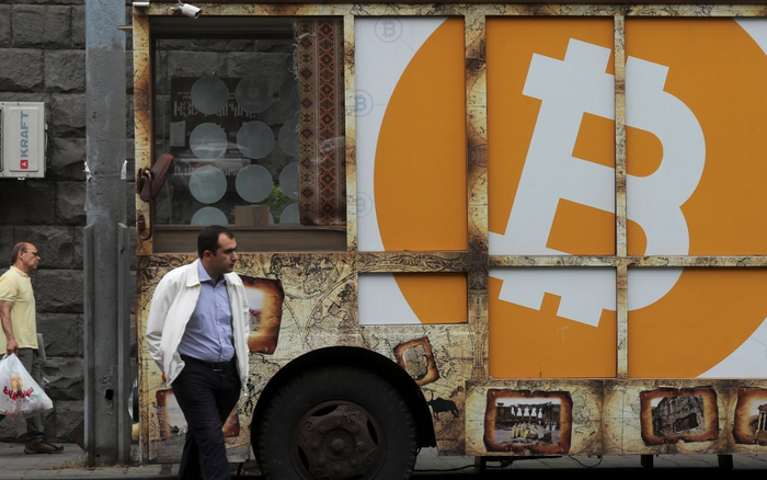 Tăng như tên lửa, giá trị đồng Bitcoin vượt mốc 33.000 USD