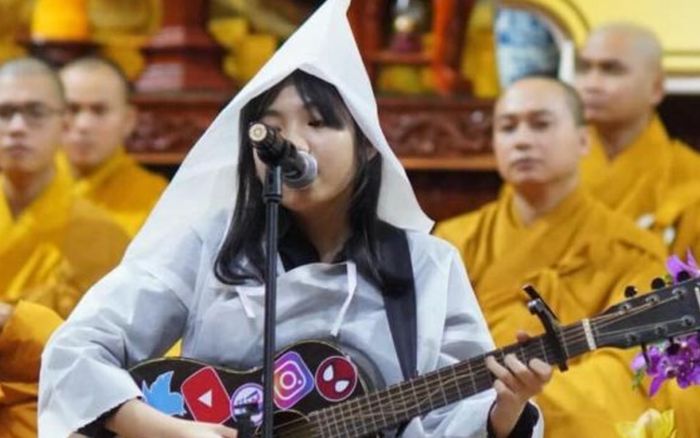 Nghẹn ngào khoảnh khắc con gái Vân Quang Long hát tiễn biệt cha lần cuối tại Mỹ