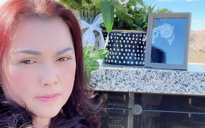 Bà xã nghệ sĩ Chí Tài lặng lẽ thăm nơi an nghỉ của chồng ngày đầu năm