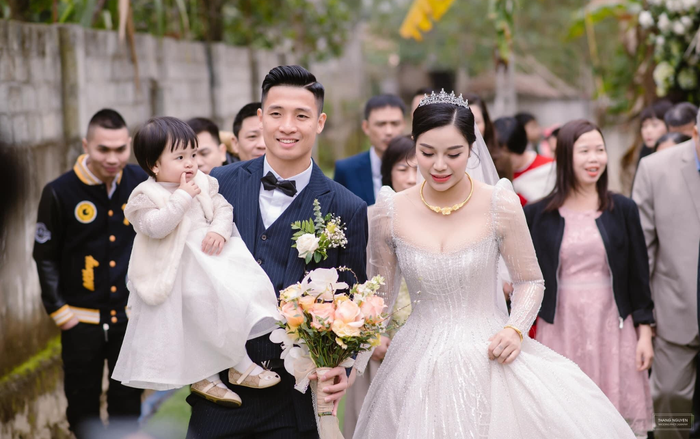 Bà xã Bùi Tiến Dũng quyết định đấu giá váy cưới đắt đỏ vì mục đích từ thiện