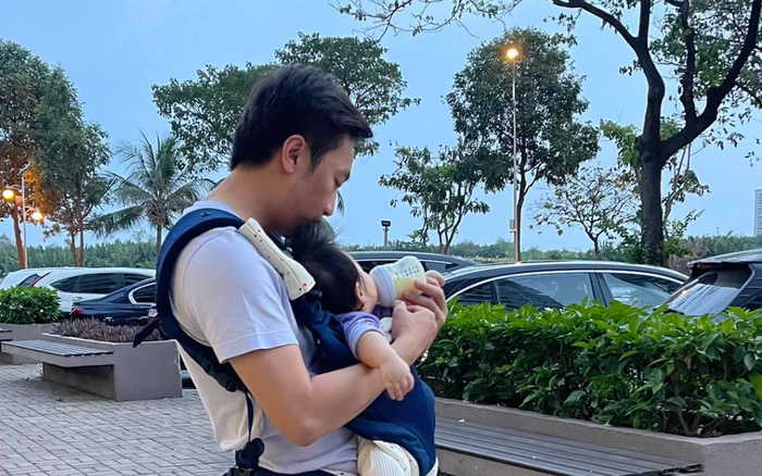 Cường Đô La vừa địu con vừa cho con bú ra dáng ông bố bỉm sữa chính hiệu