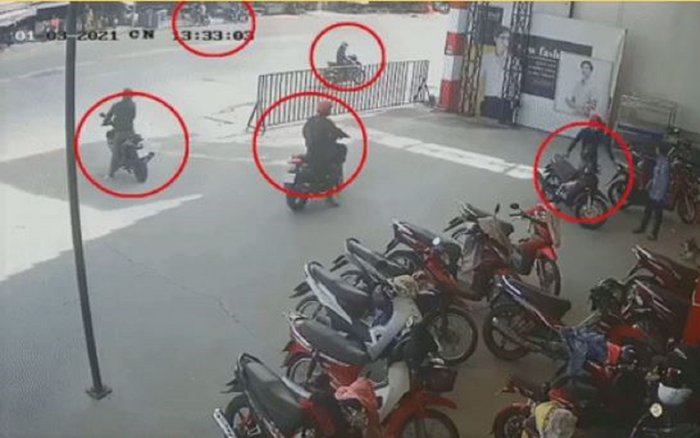 Clip: 6 đối tượng dàn cảnh trộm xe máy chuyên nghiệp, 2 xe máy 'bay màu' trong tích tắc gây hoang mang