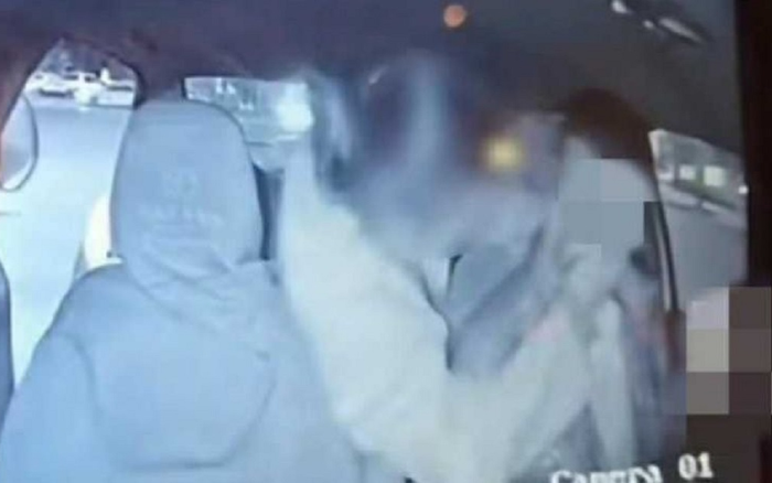 Nữ hành khách cưỡng hôn nam tài xế, hành động sau đó gây 'choáng' không kém