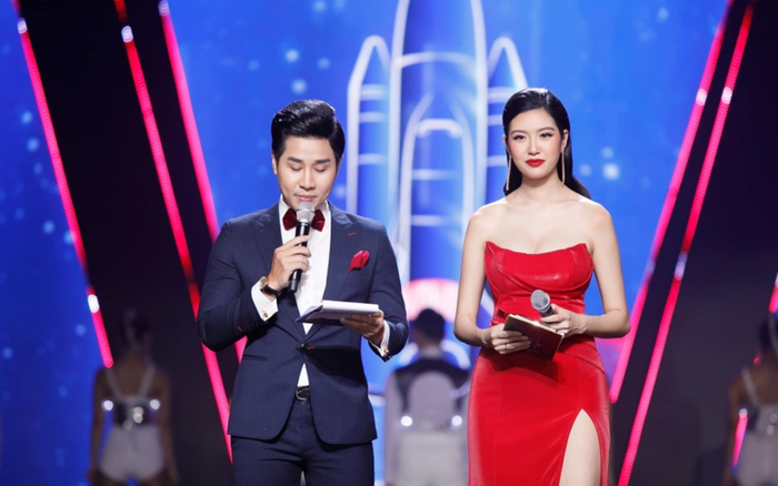 Á hậu Thúy Vân lúc hở lúc kín khoe khéo nhan sắc mặn mà và vòng 1 'ngộp thở'