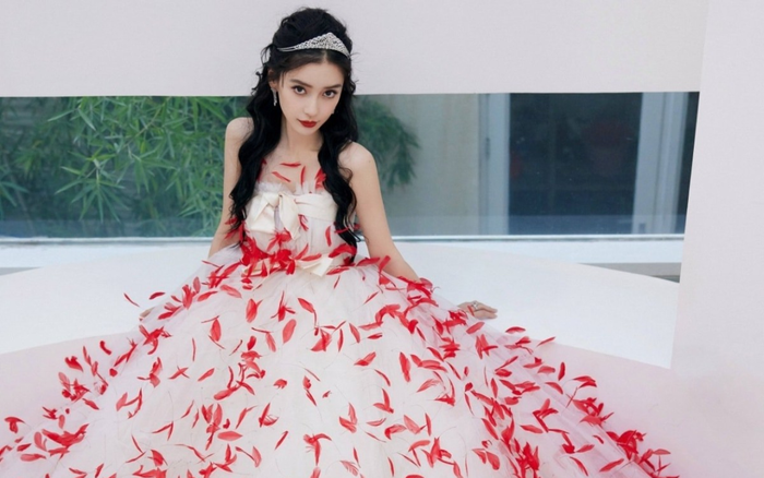 Angelababy đeo vương miện 'độc nhất vô nhị' đậm chất Hoàng gia Anh
