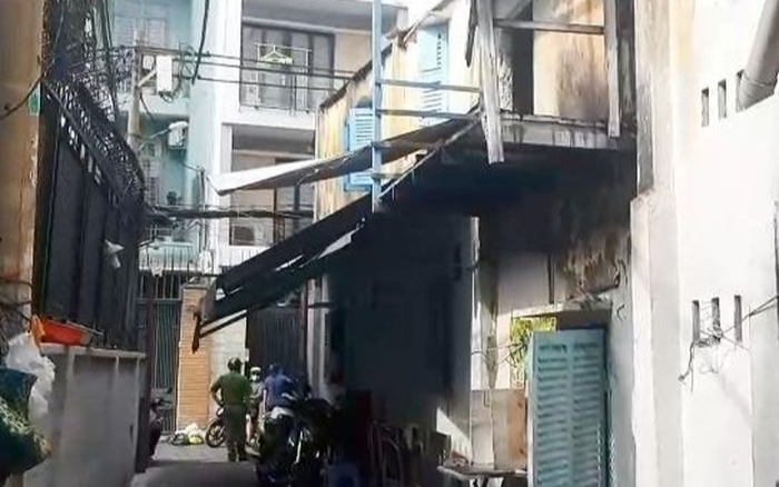 Giải cứu 2 người bị mắc kẹt trong căn nhà bốc cháy dữ dội ở TP.HCM