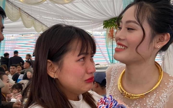 Ôm cô dâu khóc như mưa, cô gái khiến dân mạng bật cười vì lý do hết sức đặc biệt