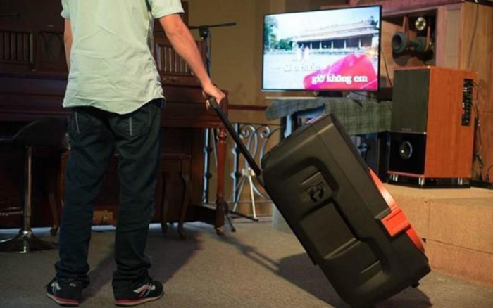 Bị can ngăn hát karaoke, người đàn ông đâm em dâu tử vong, đâm bố vợ bị thương