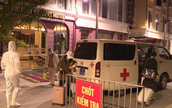 Phó GĐ Trung tâm Y tế bị đình chỉ vì nhầm kết quả xét nghiệm khiến 'bệnh nhân 1498' rời khu cách ly