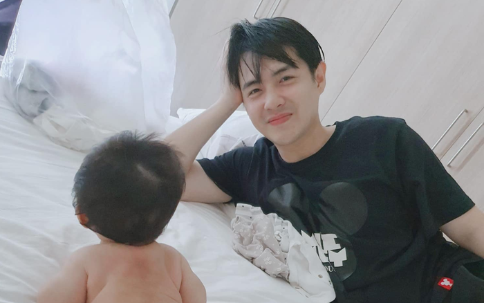 Đông Nhi chia sẻ hình ảnh Ông Cao Thắng tập tummy cho con, Winnie 'sẹc xi' chiếm trọn spotlight