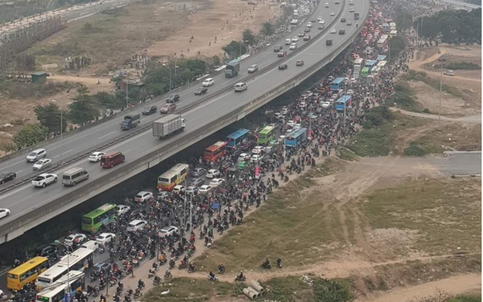 Ùn tắc kinh hoàng tại Hà Nội, nhiều người chôn chân hàng tiếng đồng hồ trên đường