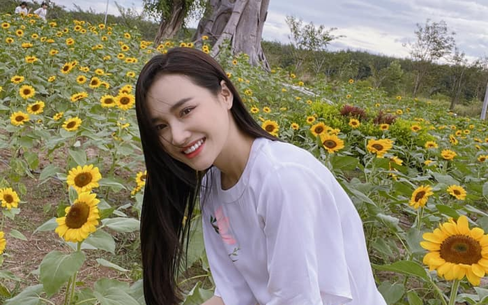 Không váy vóc lụa là, Nhã Phương vẫn xinh đẹp đáng ghen tị ở đời thường giản dị