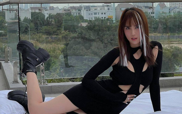 Ngọc Trinh chất chơi với tóc hightlight và váy đen cắt khoét 'nhức mắt'