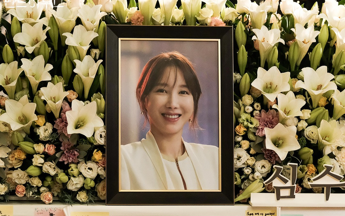 Ảnh tại đám tang 'mợ cả' Shim Soo Ryun (Penthouse) do Kim Go Eun chụp vào 2 năm trước!