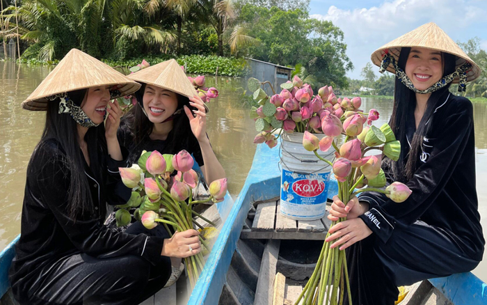 Á hậu Phương Nga chèo xuồng cùng Thuý An tất bật chuẩn bị đám cưới