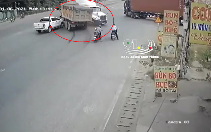 Clip: Tài xế xe ben khiến nhiều người 'thót tim' bởi pha bẻ lái cực căng