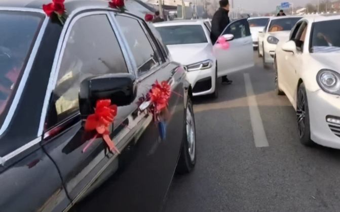 Chú rể rước được 3 cô dâu cùng một lúc, nguyên nhân phía sau khiến CĐM cười bò