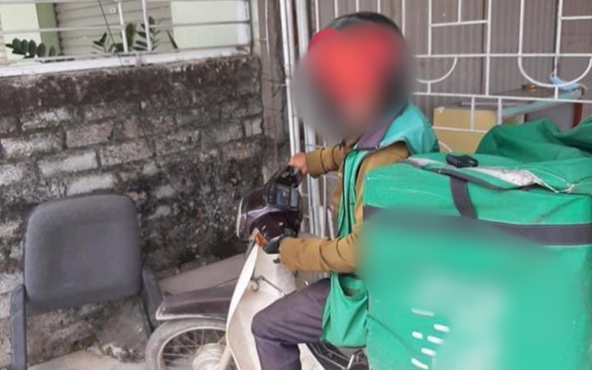 Dãi nắng dầm mưa đi giao hàng, thứ bên trong rổ của chú shipper khiến dân mạng xót xa