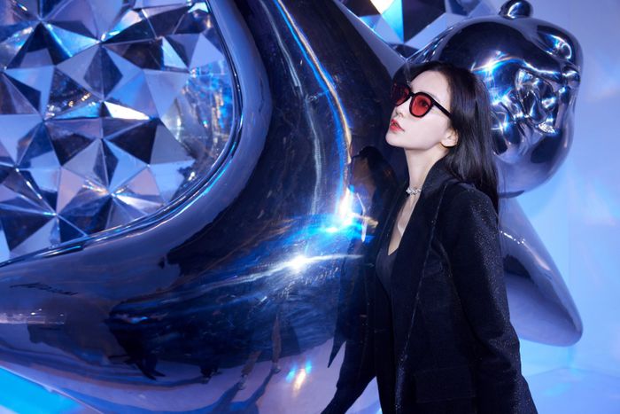 Sau ồn ào với Huỳnh Hiểu Minh, Angelababy đẹp ngời ngợi bên trai trẻ