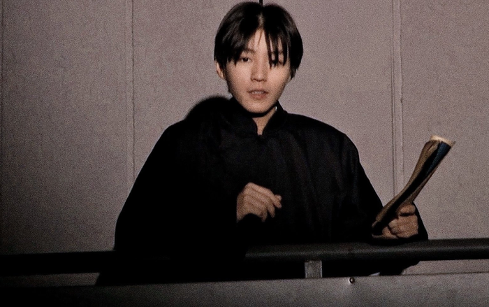 Vương Tuấn Khải tập tành thói hư hút thuốc?