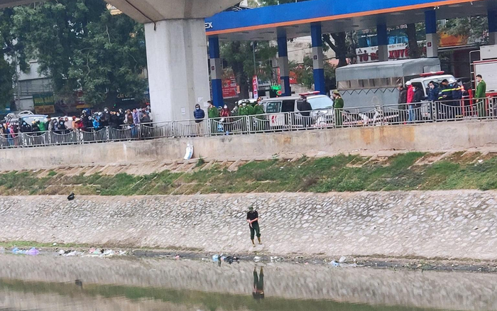 Phát hiện thi thể nam thanh niên dưới sông Tô Lịch
