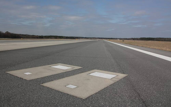 Bí ẩn sân bay có hai ngôi mộ ngay trên đường băng