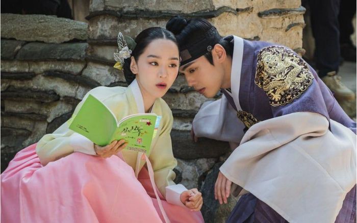 'Mr. Queen': Shin Hye Sun cưỡng hôn Kim Jung Huyn, khán giả á ố 'rồi ai cũng bị cong theo thời gian'