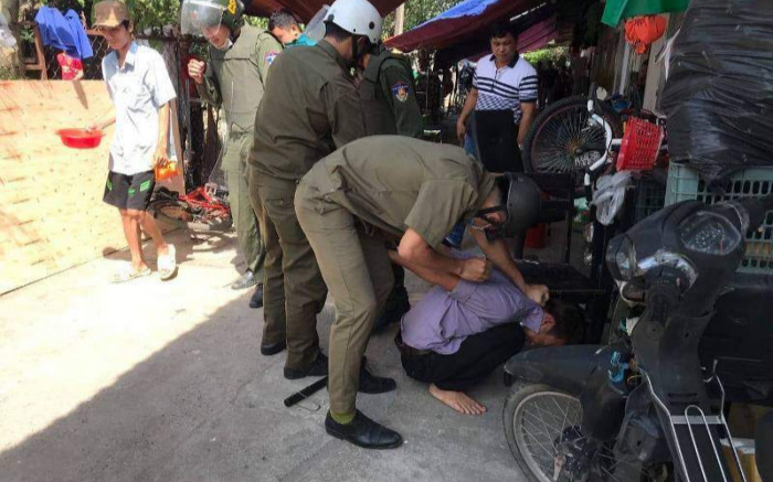 Khống chế thành công nam thanh niên ôm bình gas đòi tự sát vì mẹ không cho tiền đi chơi