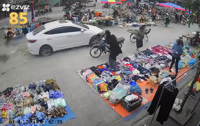 Clip: Xe ô tô con mất lái rồi lao thẳng vào chợ khiến nhiều người hoảng loạn
