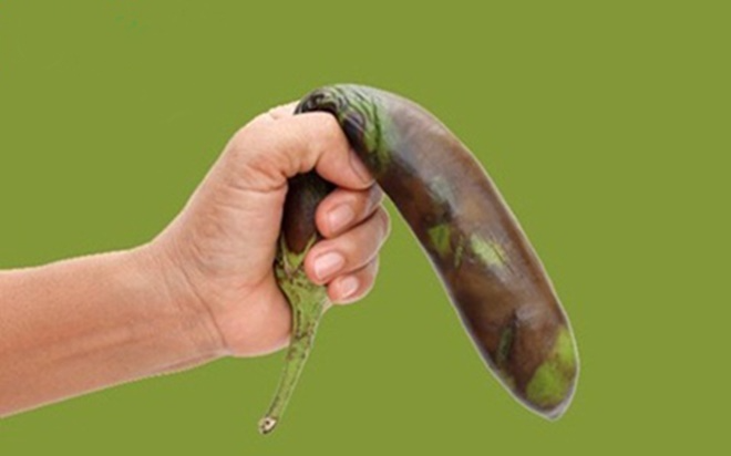 Thấy 'cậu nhỏ' cương cứng, người đàn ông dùng tay bẻ gãy