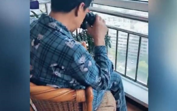 Cháu gái đi học mẫu giáo, ngày nào ông nội cũng ngồi rất lâu ở ban công để làm điều này