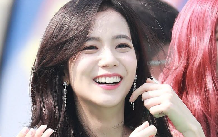 Biểu cảm đáng yêu của BLACKPINK khi nghe nhạc MAMAMOO và TWICE