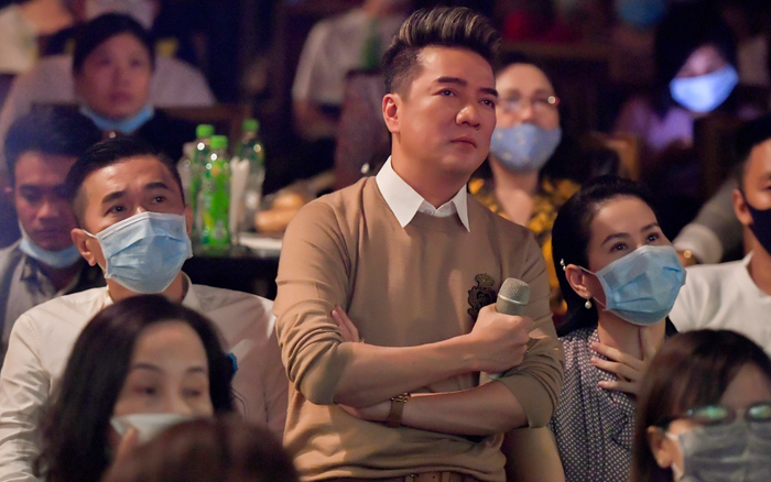 Thân Thúy Hà nghẹn ngào nước mắt trong buổi họp fan của Đàm Vĩnh Hưng