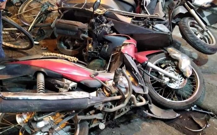 Nữ tài xế lái Fortuner gây tai nạn liên hoàn, tông liên tiếp 6 xe máy trên phố