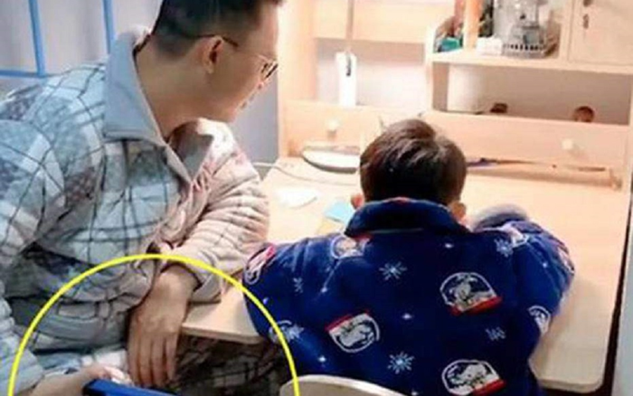 Đốt sách thị uy con lúc dạy học, ông bố suýt chút nữa gây ra đại họa