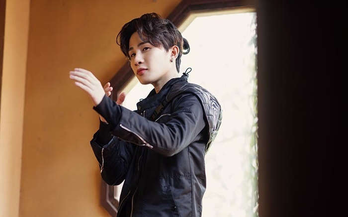 Jack gây chú ý vì hành động vượt an ninh để đến ôm fan