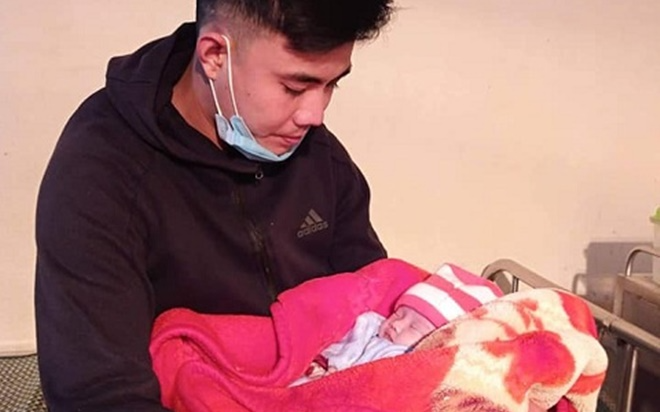 Xót xa bé sơ sinh 10 ngày tuổi bị bỏ bên vệ đường giữa đêm lạnh giá