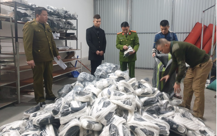 Nam 9X bị thu giữ hơn 1600 sản phẩm nhái hàng hiệu Gucci, Louis Vuitton