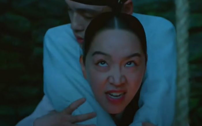 'Mr. Queen': Shin Hye Sun cõng chồng ra khỏi giếng, nữ nhân của hoàng thượng đương nhiên phải khác
