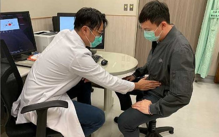 Đi khám vì bị đau bụng, người đàn ông sốc nặng khi biết tin đang 'có bầu'