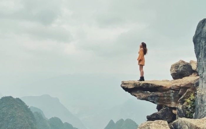 Lắp hàng rào chặn đường vào 'mỏm đá tử thần' sau vụ nam du khách chụp ảnh check-in bị ngã gãy xương đùi