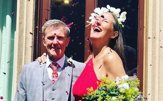 Chuyện tình hợp tan như phim điện ảnh của cặp đôi tái hôn ở tuổi 50