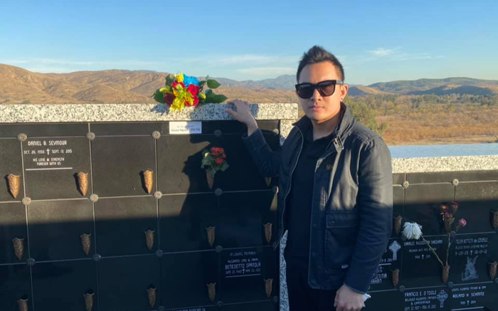 Con trai thay mặt Hoài Linh tới viếng một cố nghệ sĩ Chí Tài